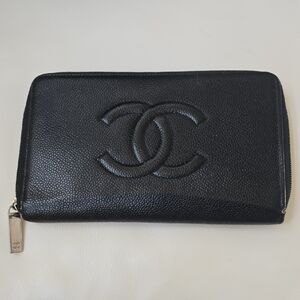 CHANEL  oversized Black Pebbled Leather Zip Wallet with iconic CC logo